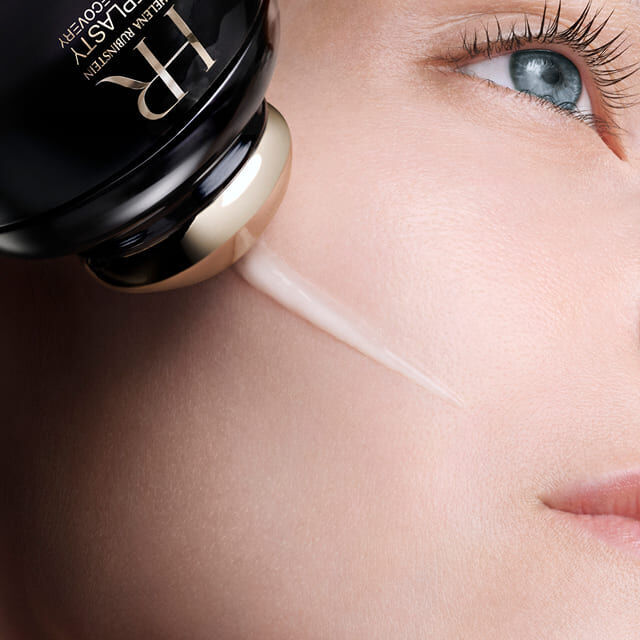 Applikator des Helena Rubinstein Replasty Eye & Face Contour Concentrate tragt Creme auf die Wange einer Frau auf.