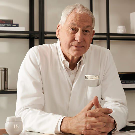 Dr. Michel E. Pfulg, Partner von Helena Rubinstein REPLASTY, in einem professionellen Umfeld.