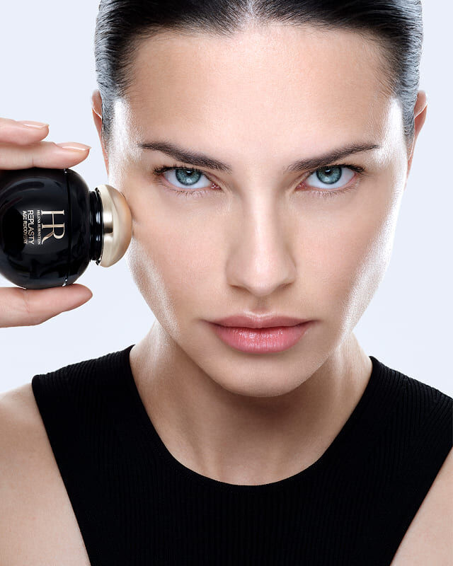 Adriana Lima tragt Helena Rubinstein REPLASTY Age Recovery mit ihrem goldenen Applikator auf.