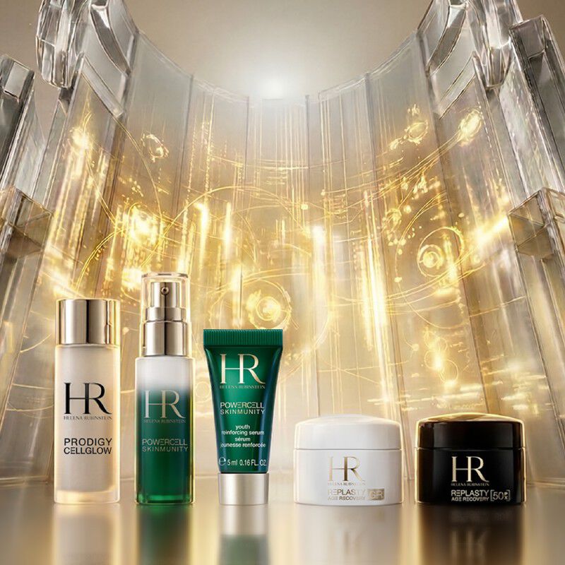 Helena Rubinstein Set und weiße Tasche unter Blauregen.​