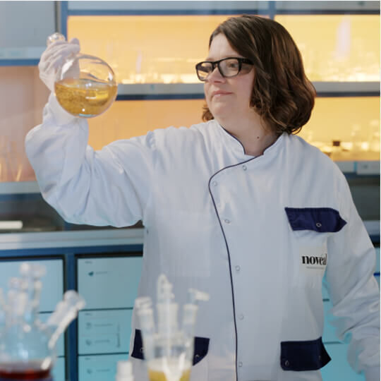 Wissenschaftlerin bei der Formulierung von Pro-Xylane™ im Labor fur die Helena Rubinstein Replasty Innovation.