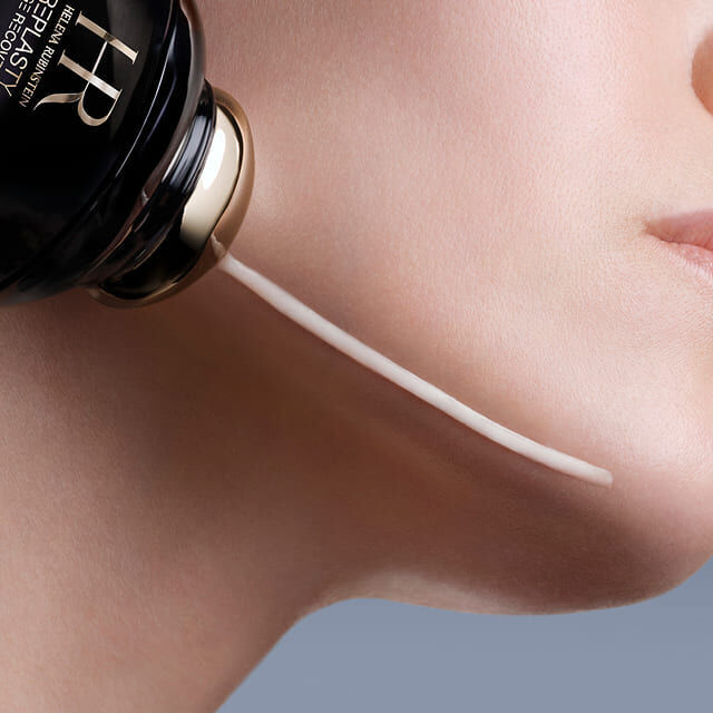 Applikator des Helena Rubinstein Replasty Eye & Face Contour Concentrate tragt Creme auf die Wange einer Frau auf.