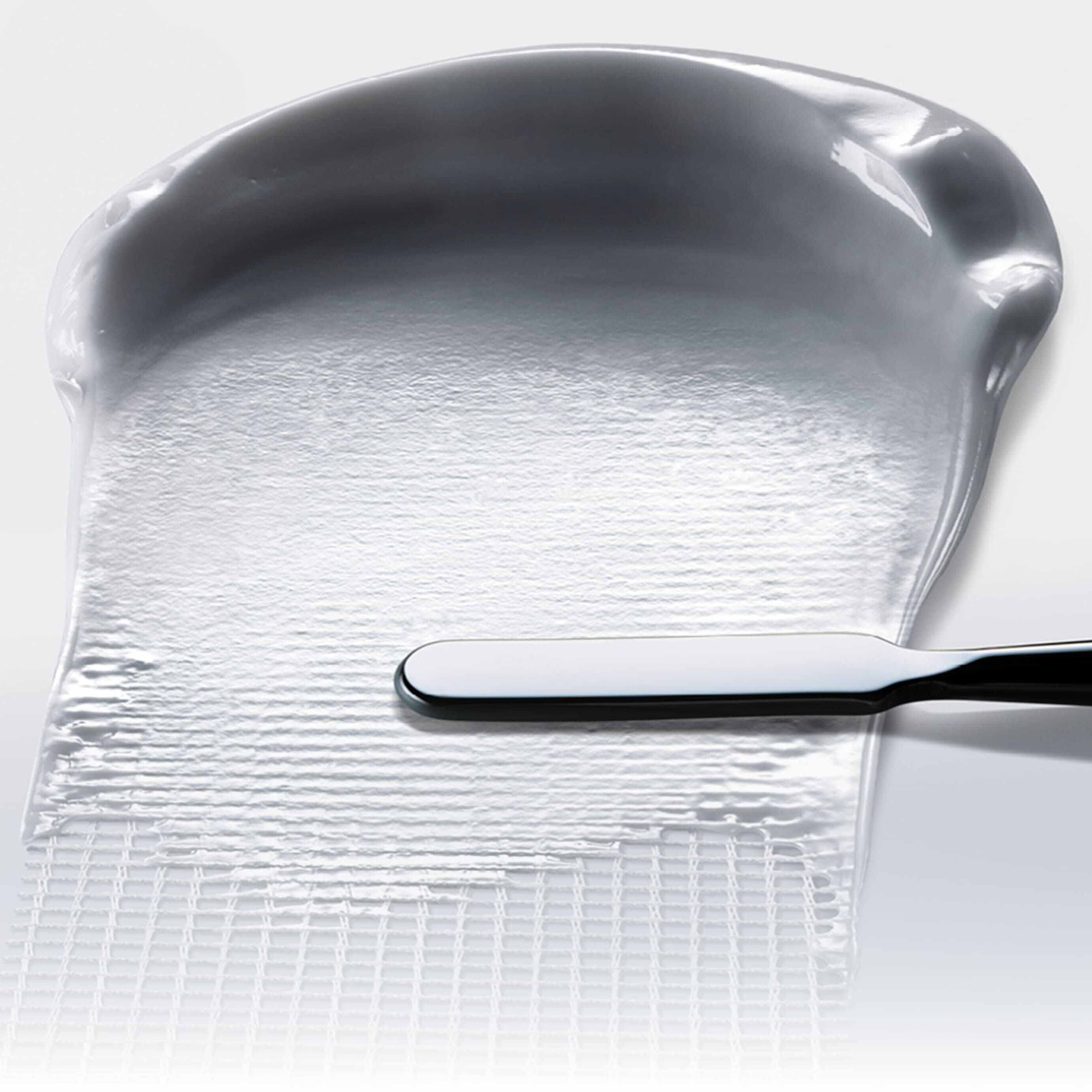 Die atmungsaktive Bandage-Textur von Helena Rubinstein REPLASTY, mit einem Spatel zur Hautregeneration aufgetragen.