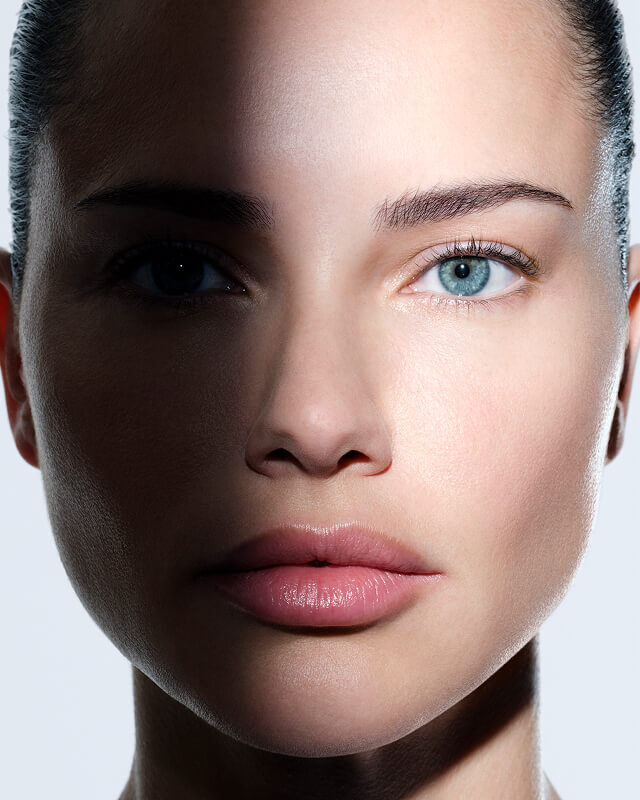 Frauengesicht mit Helena Rubinstein REPLASTY Creme und innovativer Bandage-Textur auf der Wange.