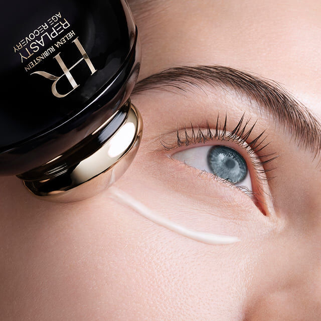 Applikator des Helena Rubinstein Replasty Eye & Face Contour Concentrate tagt Creme auf die Wange einer Frau auf.