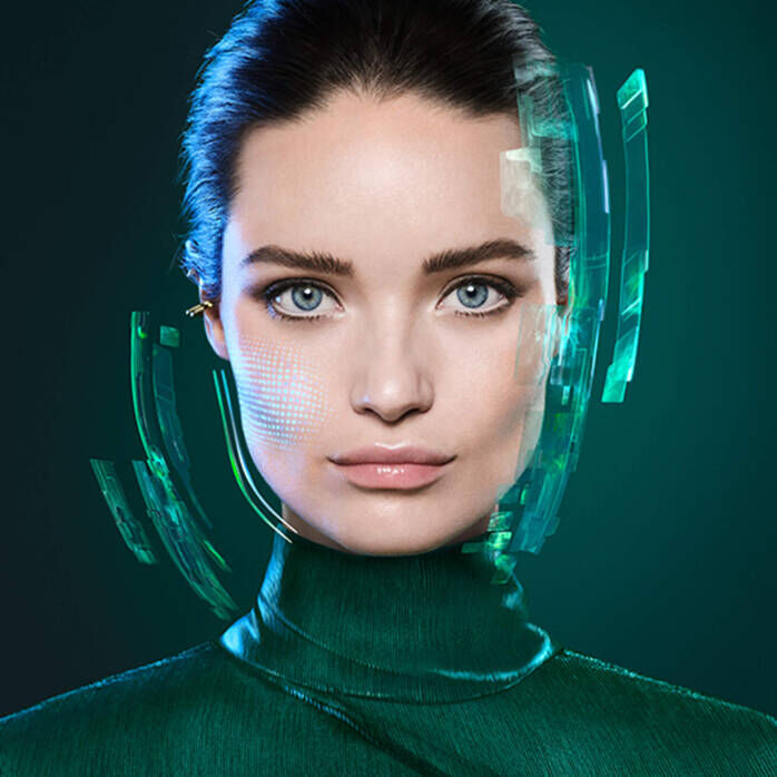 Monochromes Portrat einer Frau in gruner Kleidung vor einem leuchtend grunen Hintergrund.