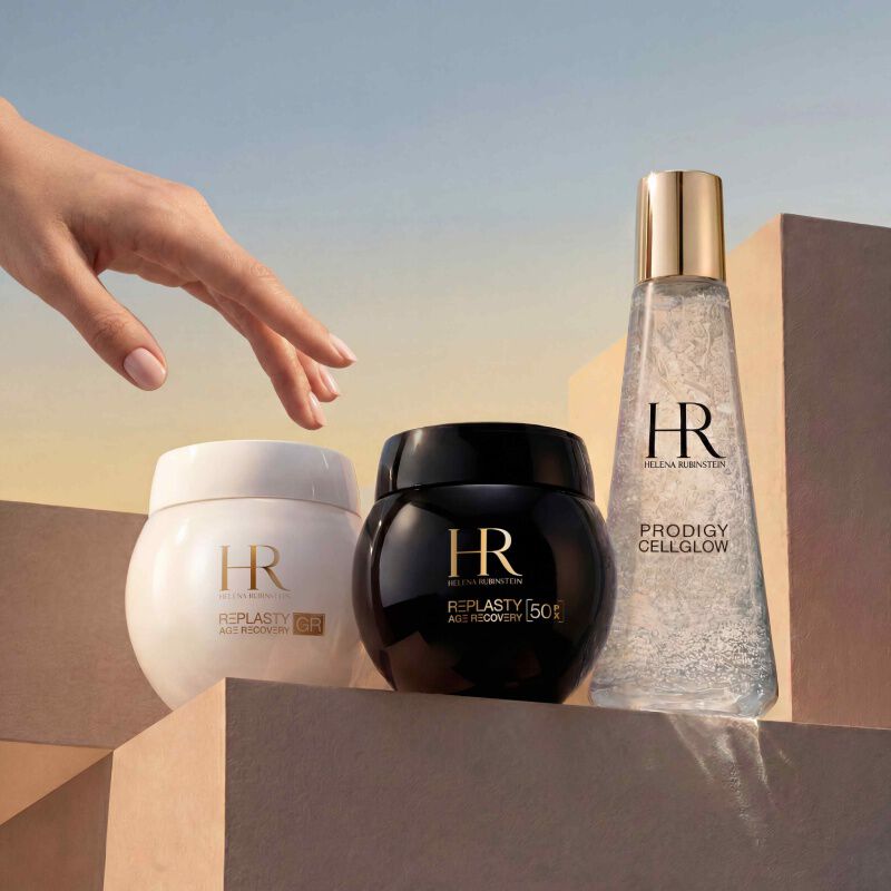 Helena Rubinstein Replasty-Tiegel und Prodigy Cellglow auf Stufen.​