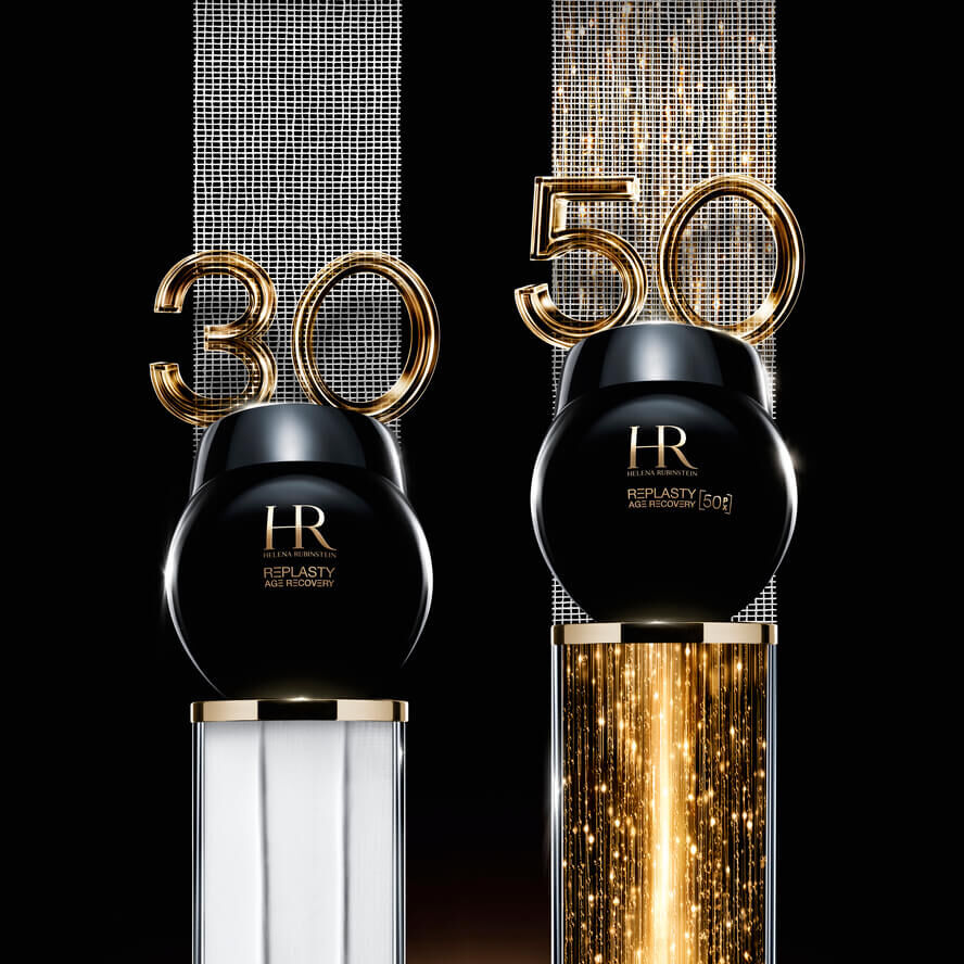 Zwei schwarze "Helena Rubinstein Re-Plasty" Cremetiegel auf Standern, mit leuchtenden goldenen Zahlen "30" und "50" im Hintergrund, auf schwarzem Hintergrund.