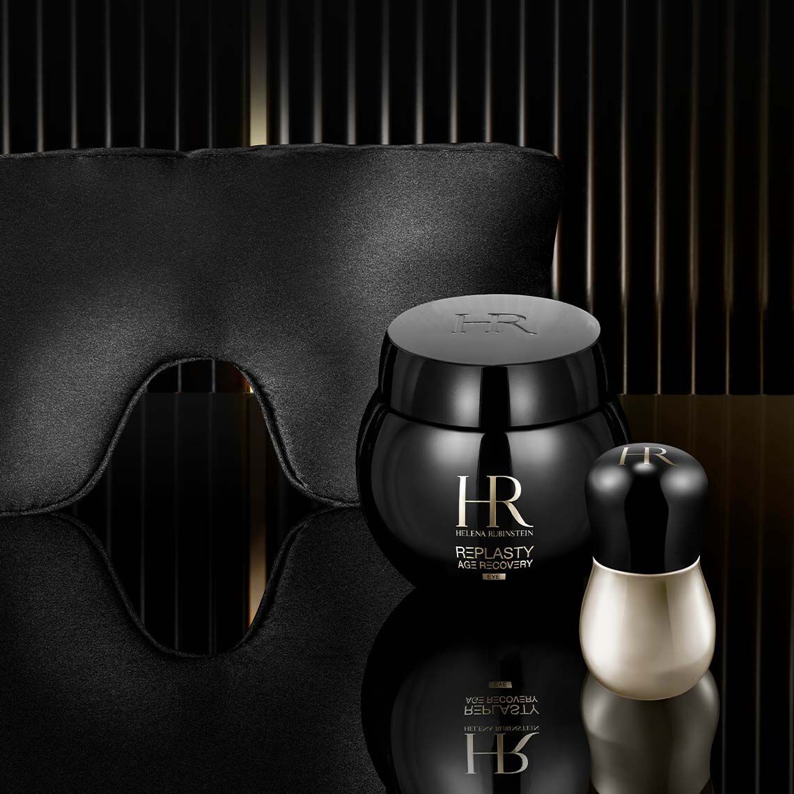 Helena Rubinstein Replasty Age Recovery Augen-Nachtpflege-Tiegel, prasentiert mit einer luxuriosen Seiden-Schlafmaske und einem Prazisionsapplikator, um ein erstklassiges Augenreparatur-Ritual uber Nacht zu illustrieren.